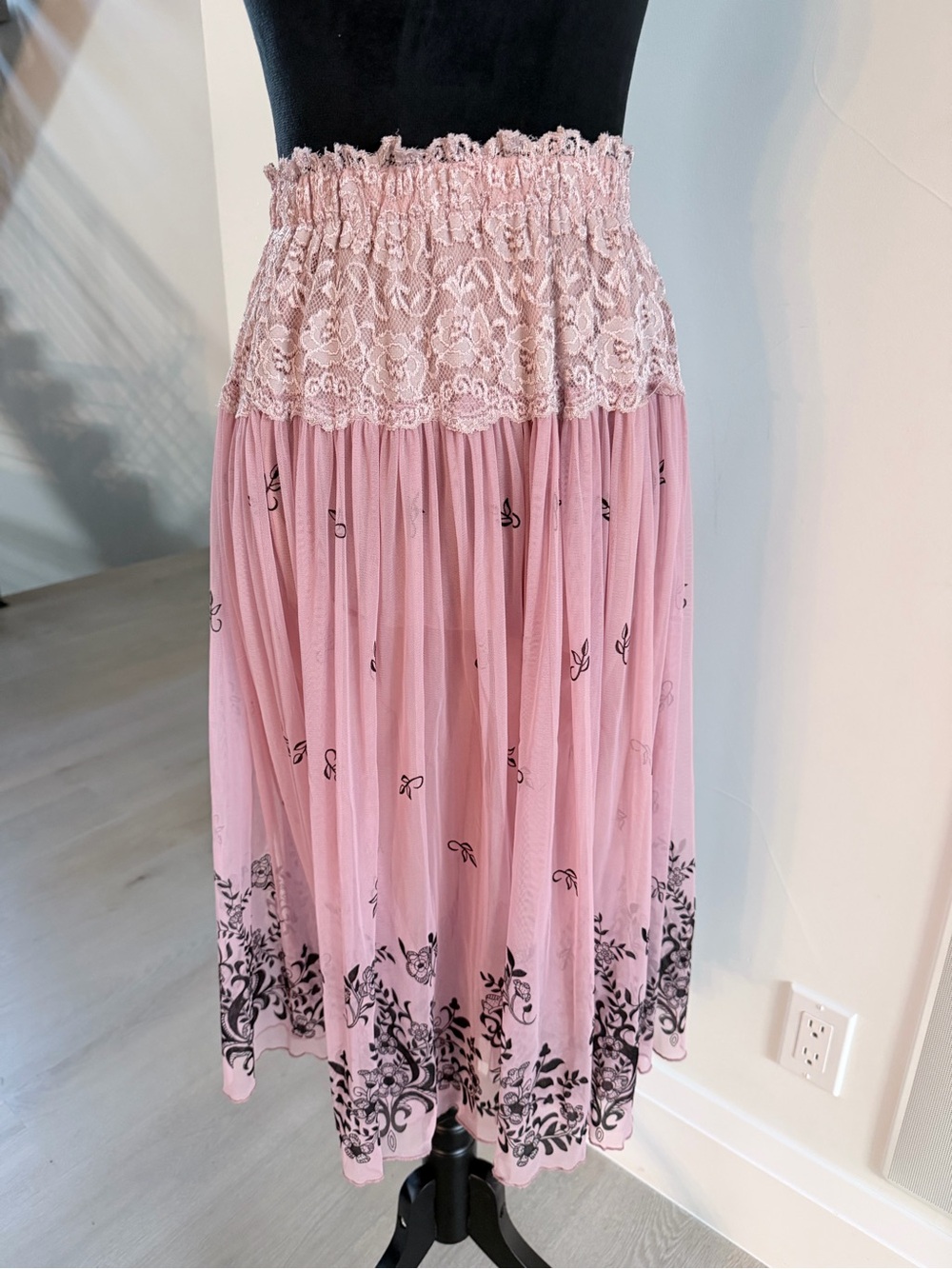 Vintage Y2K Stretchy Women's Pink Lace Tiered Midi Skirt size 24”